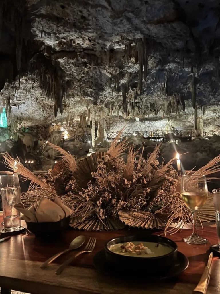 Cena exclusiva en las profundidades de un hermoso cenote