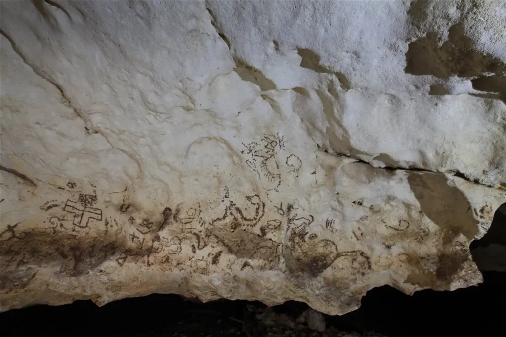 Arte maya en cavernas