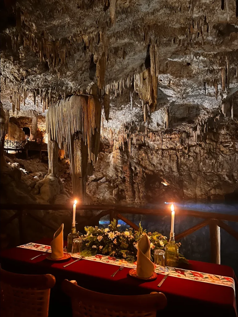 cena romántica en un cenote romántico