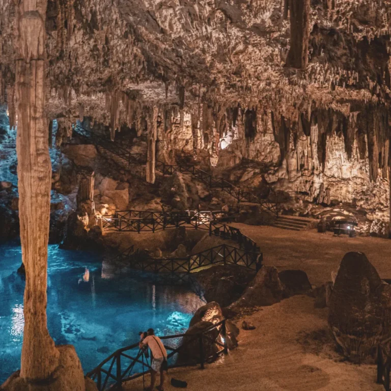 Hermosa formación rocosa del cenote maya