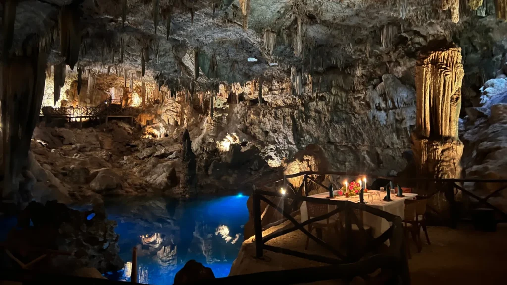 Cena romántica en un cenote maya